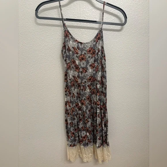 She + Sky Floral Mini Dress in Gray and Brown with Lace Trim - Picture 6 of 7